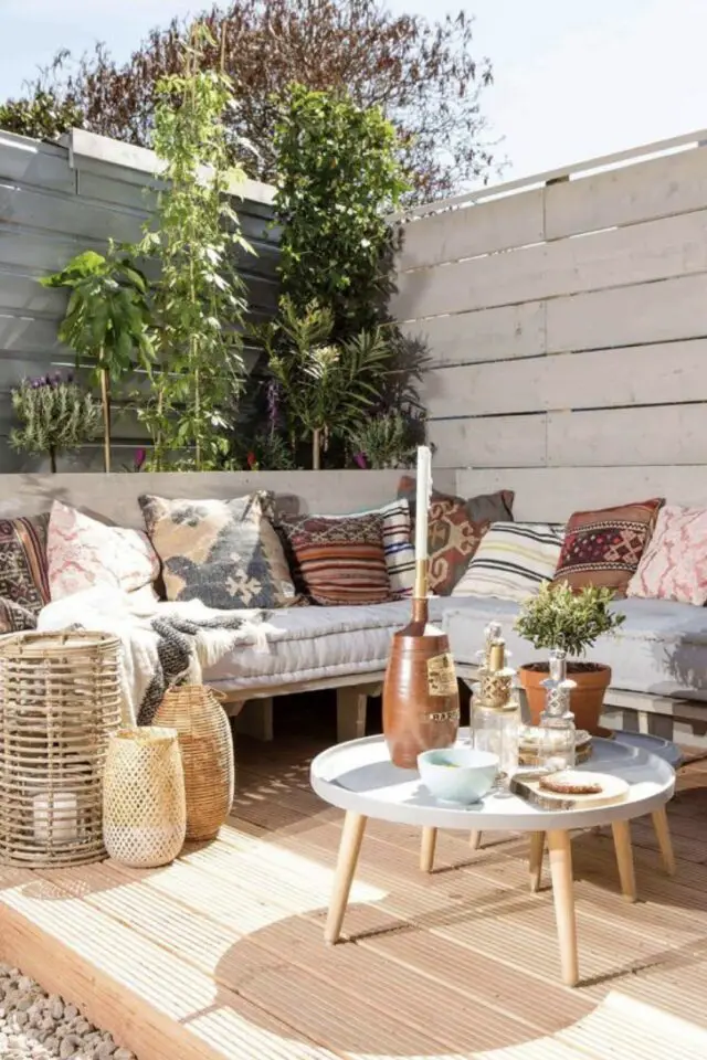 conseils tout savoir sur le mobilier de jardin canapé extérieur en angle structure bois terrasse sur-éelvé clôture peinte plantes vertes moderne 