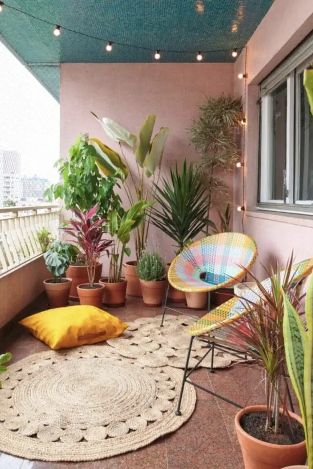 conseils tout savoir sur le mobilier de jardin loggia balcon appartement plantes vertes en pot fauteuil moderne coloré tapis en jute