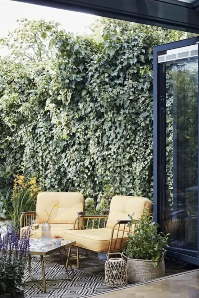 conseils tout savoir sur le mobilier de jardin petite terrasse colée à ma maison fauteuil coin cosy clôture verdoyante 