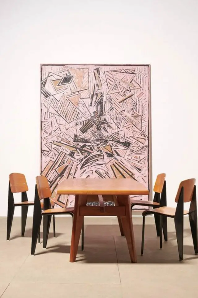 mobilier design charlotte Perriand table en bois pieds compas chaise Prouvé tableau art salle à manger 