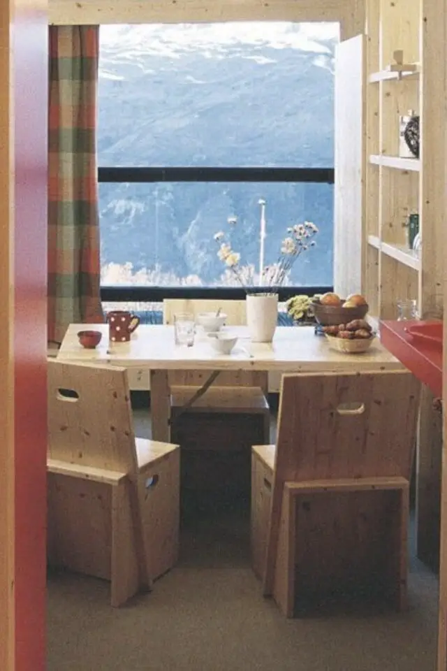 mobilier design charlotte Perriand appartement station de sky table en fasse de la fenêtre Les Arcs 