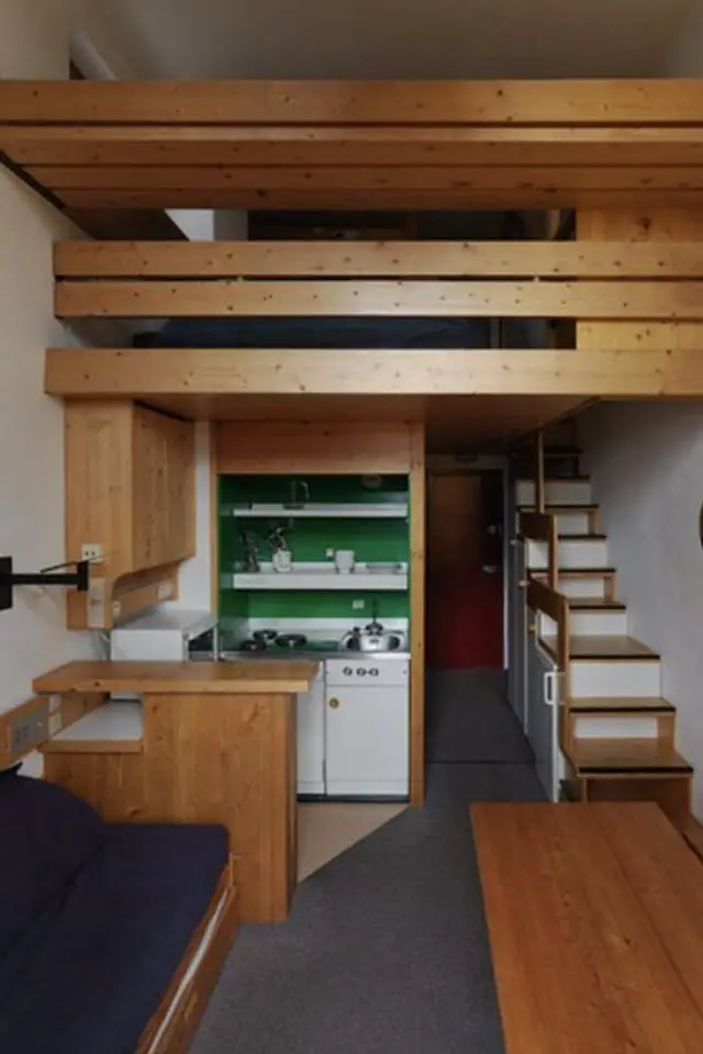mobilier design charlotte Perriand aménagement appartement mezzanine bois cuisine petit escalier salon en longueur 