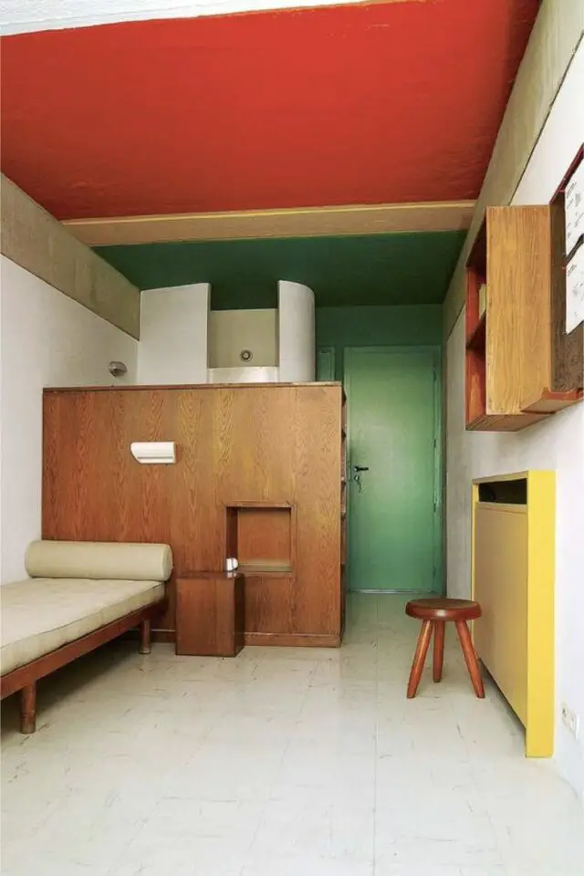 mobilier design charlotte Perriand aménagement appartement petit espace bois couleur bauhaus rouge vert jaune banquette étudiant 