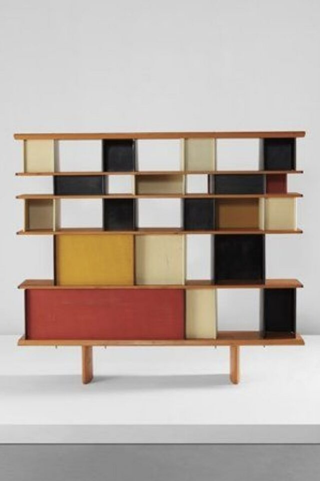 mobilier design charlotte Perriand bibliothèque meuble pour résidence universitaire bois et couleurs 