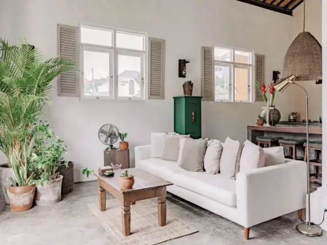 villa 3 chambres style mexicain moderne salon acanapé blanc petite table en bois ancienne plantes vertes en pot 