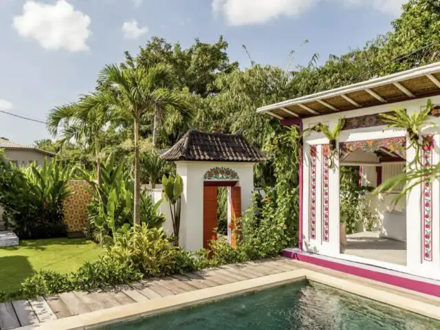 villa 3 chambres style mexicain moderne jardin avec piscine plantes tropicales décor rose et blanc floral peinture