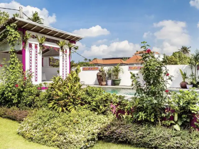 villa 3 chambres style mexicain moderne massif de fleur et de plantes jardin piscine chat de jardin 