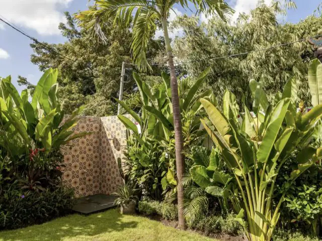 villa 3 chambres style mexicain moderne douche extérieure coin de jardin carreaux de ciment jaune et bleu fleur plantes tropicales 