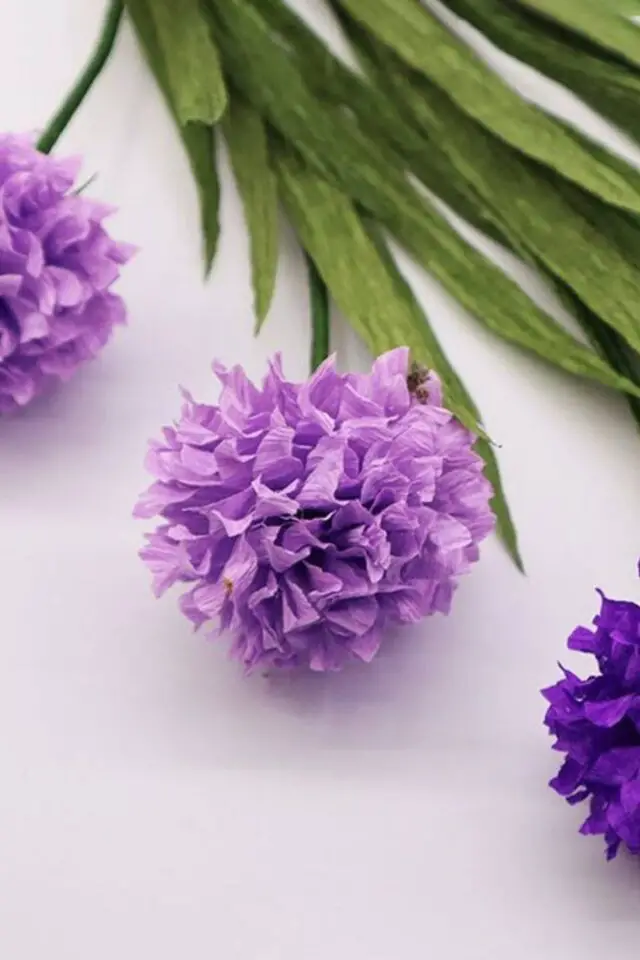 bricolage facile fleur papier crepon papier froissé violet colle activité adulte loisirs créatifs 