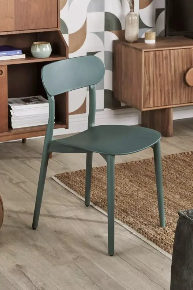 Chaise en polypropylène vert foncé design simple et actuel