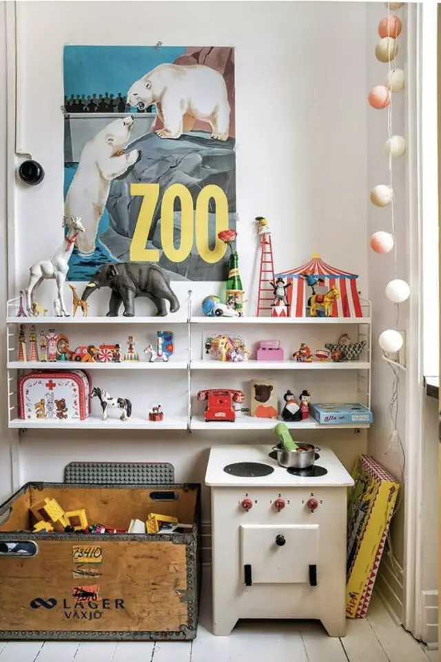 chambre enfant double gain de place étagère murale string blanche jouet affiche vintage caisse en bois guirlande lumineuse 