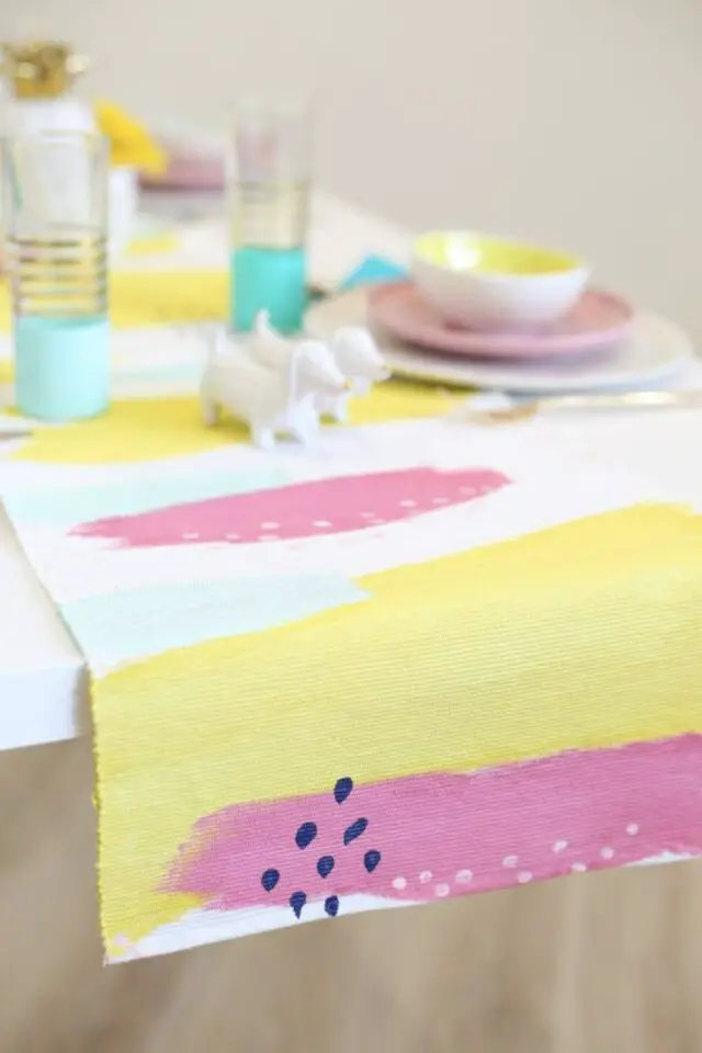 chemin de table a faire soi-même peinture textile couleur et motif moderne été bricolage vacances