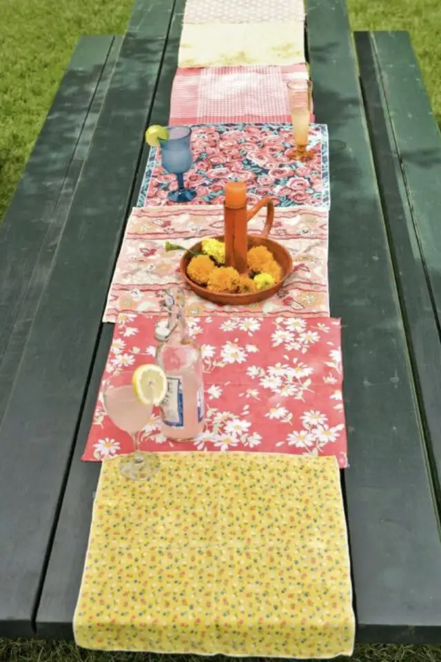 chemin de table a faire soi-même couture anciennes serviettes de table coupon tissus motifs couleurs dépareillées