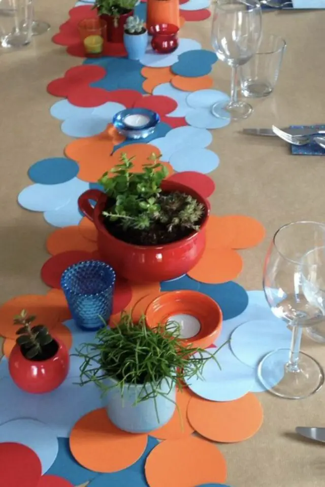 chemin de table a faire soi-même perforatrice rond papier coloré collé ensemble activité manuelle enfant 