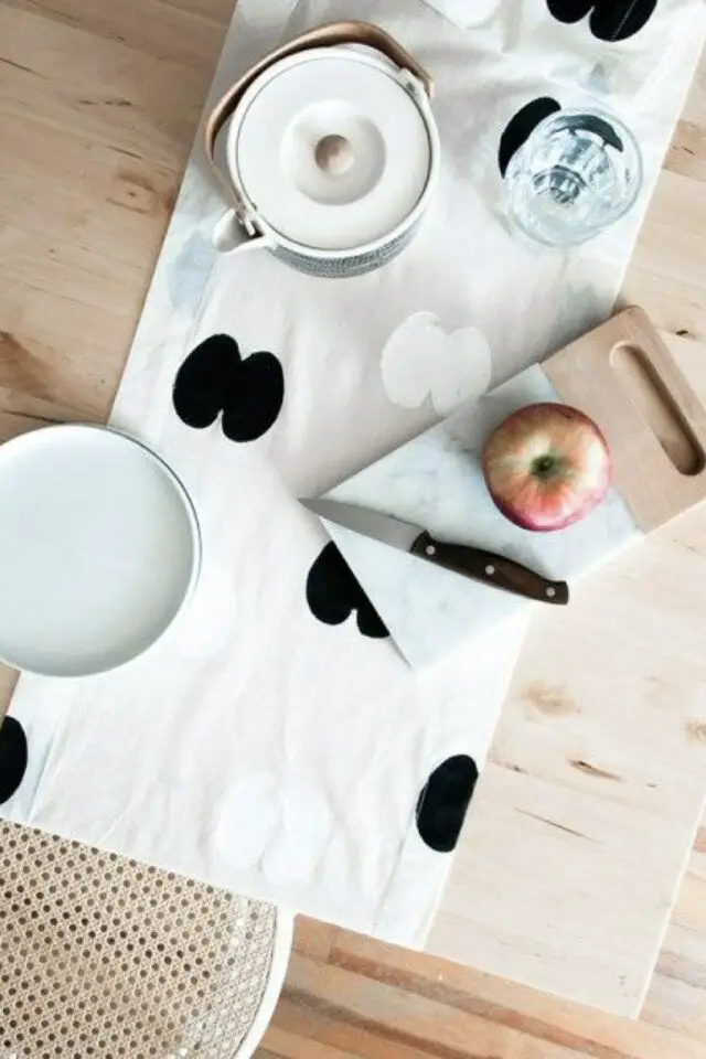 chemin de table a faire soi-même tampon naturel pomme esprit scandinave noir et blanc peinture textile bricolage original maison 