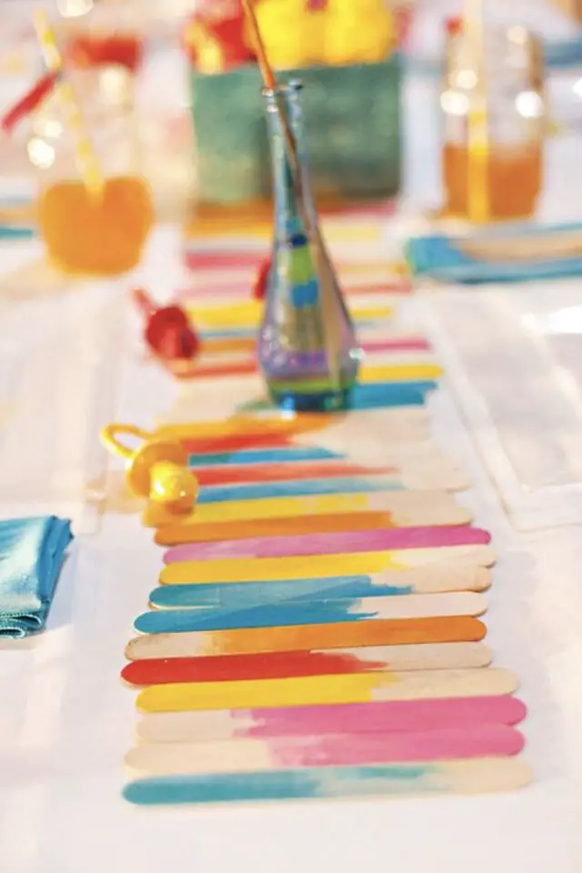chemin de table a faire soi-même récup' bâtonnet de glace peinture multicolore colle activité parents enfants 