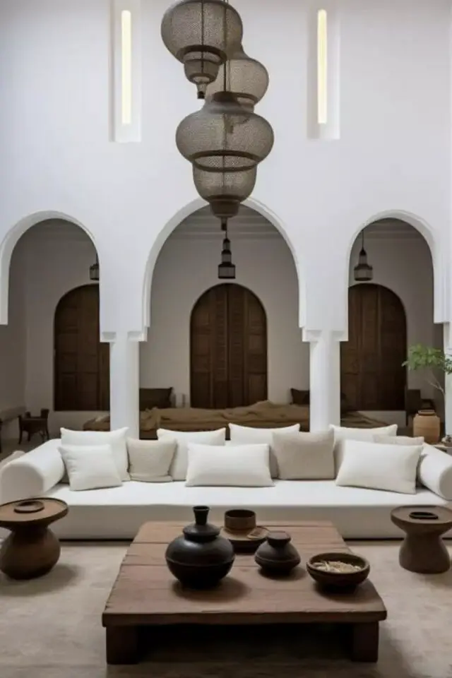 Adopter deco style oriental chez soi grand salon séjour canapé XL blanc coussin beige table basse en bois ancien luminaire élégant