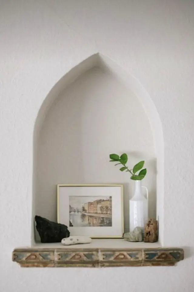 Adopter deco style oriental chez soi niche mur étagère en béton petite décoration simple détail carrelage 