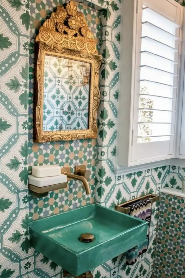 Adopter deco style oriental chez soi salle de bain revêtement mur papier peint carreaux de ciment vasque suspendue au mur verte émeraude robinet et miroir doré 