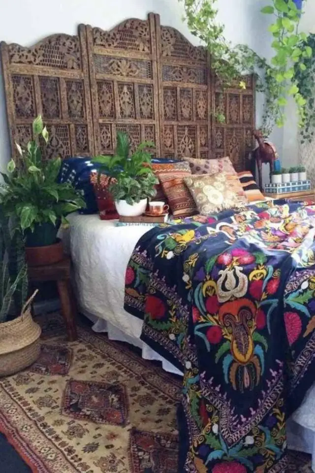 Adopter deco style oriental chez soi chambre à coucher adulte boho tête de lit en bois sculpté ajouré tapis oriental couvre-lit brodé 