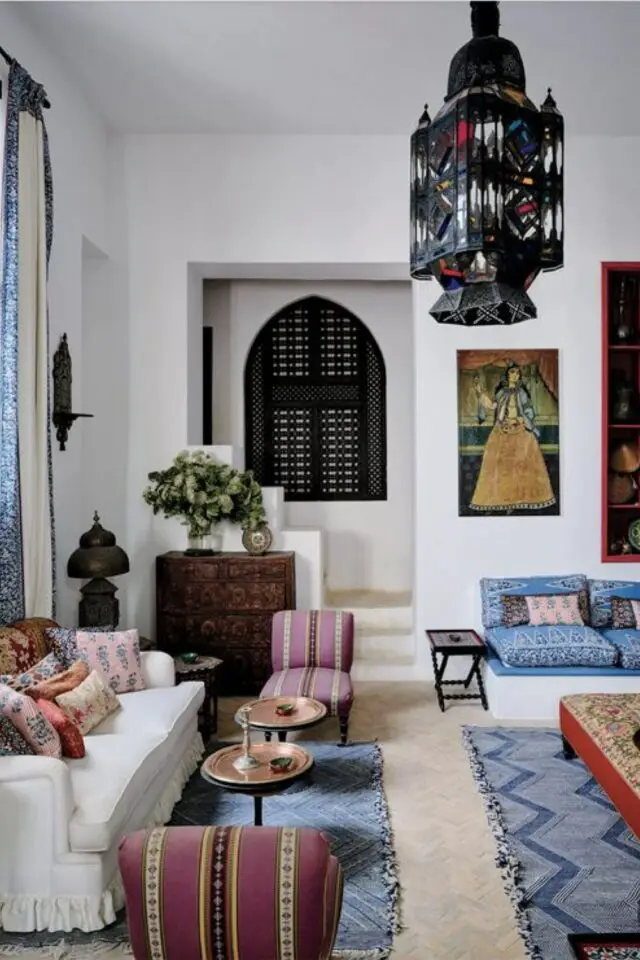 Adopter deco style oriental chez soi salon séjour blanc volet moucharabieh tapis bleu banquette et canapé table basse plateau luminaire 