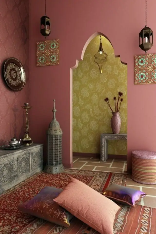 Adopter deco style oriental chez soi couleur chaude mur terracotta tapis coussin meuble sculpté papier peint jaune moutarde 