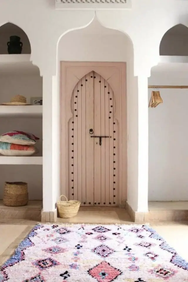 Adopter deco style oriental chez soi porte ancienne peinte en rose tapis berbère coloré étagères ouvertes chambre à coucher