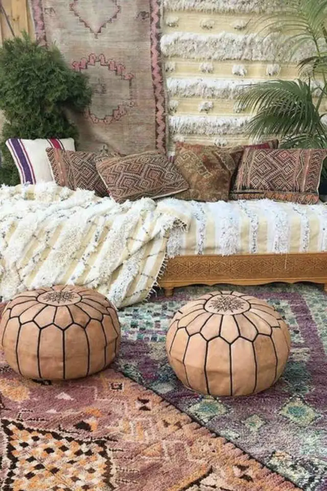 Adopter deco style oriental chez soi mix and match de tapis orientaux pouf en cuir artisanal coussins plaid tenture murale 