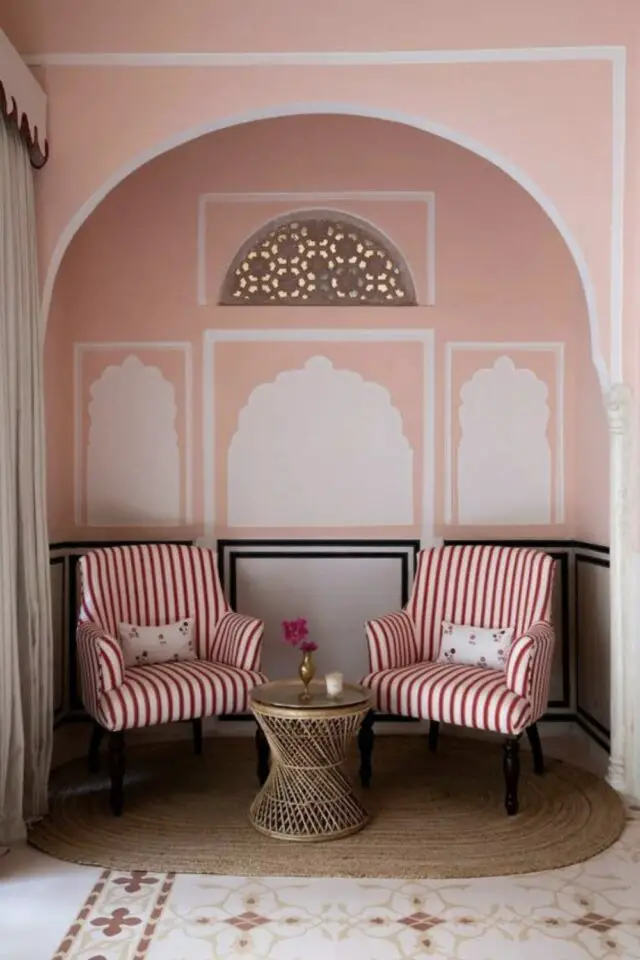 Adopter deco style oriental chez soi niche cintrée arrondie peinture rose et blanche décor mur fauteuil à rayures blanches et rouges