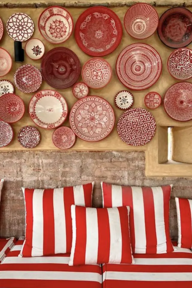 Adopter deco style oriental chez soi rouge et neutre banquette rayées assiette collection plat marocain accroché au mur 