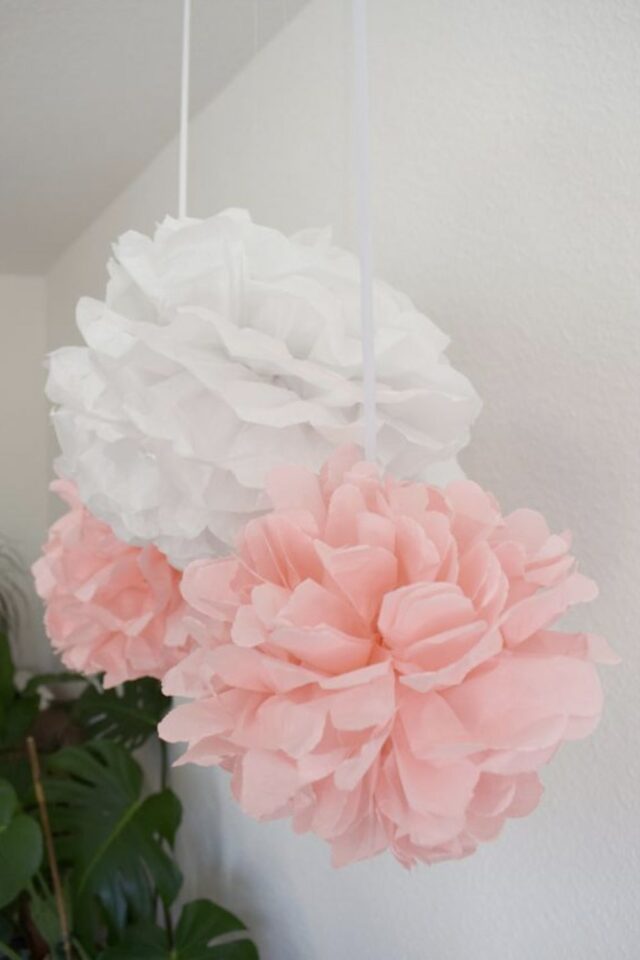 créer pompon guirlande papier crépon à suspendre rose blanc anniversaire mariage fêtes 