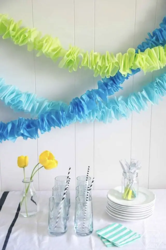 créer pompon guirlande papier crépon anniversaire enfant garçon couleur bleu et vert facile 
