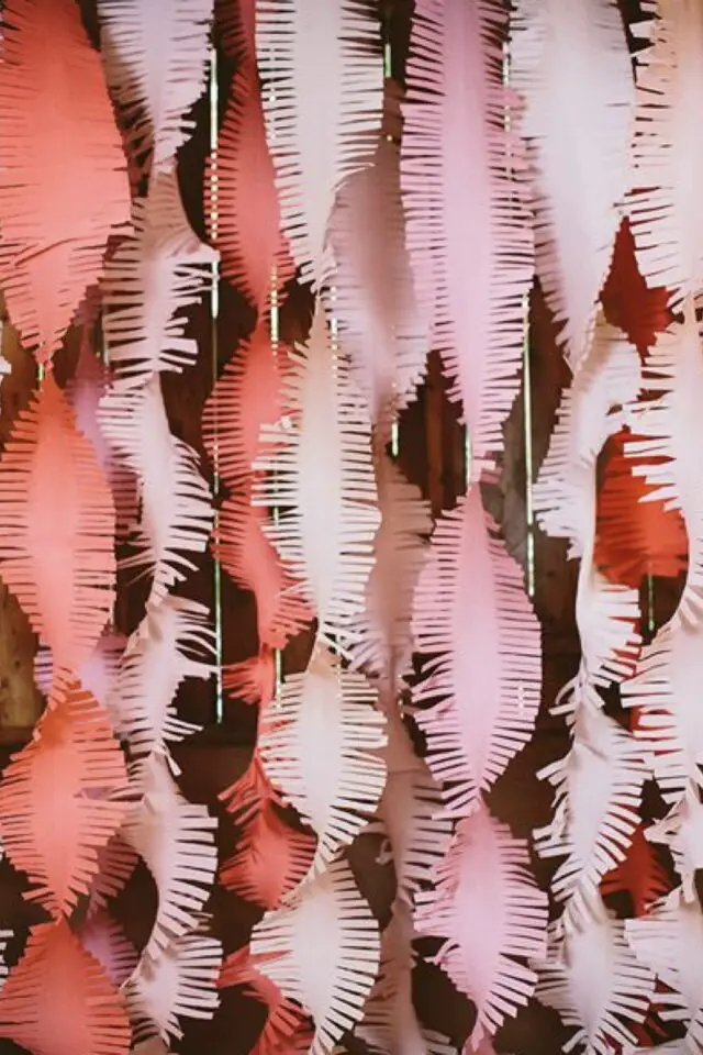 créer pompon guirlande papier crépon découpage facile couleur rose corail et blanc 
