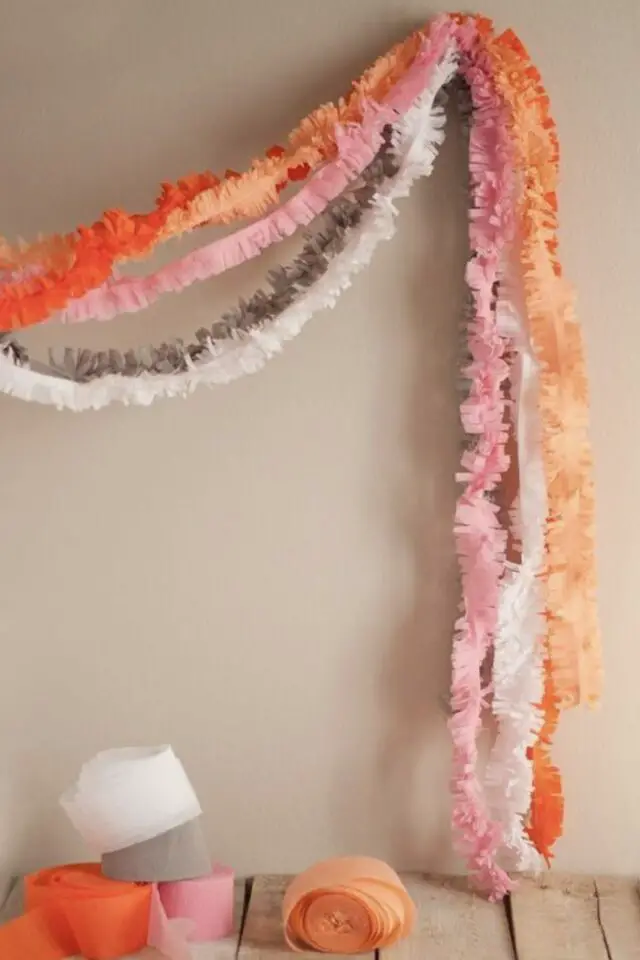 créer pompon guirlande papier crépon facile à faire activité manuelle adulte couleur pas cher anniversaire maison 