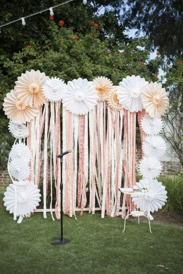 décor mariage papier crépon a faire soi-même photo-booth couleur pastel beige rose blanc 