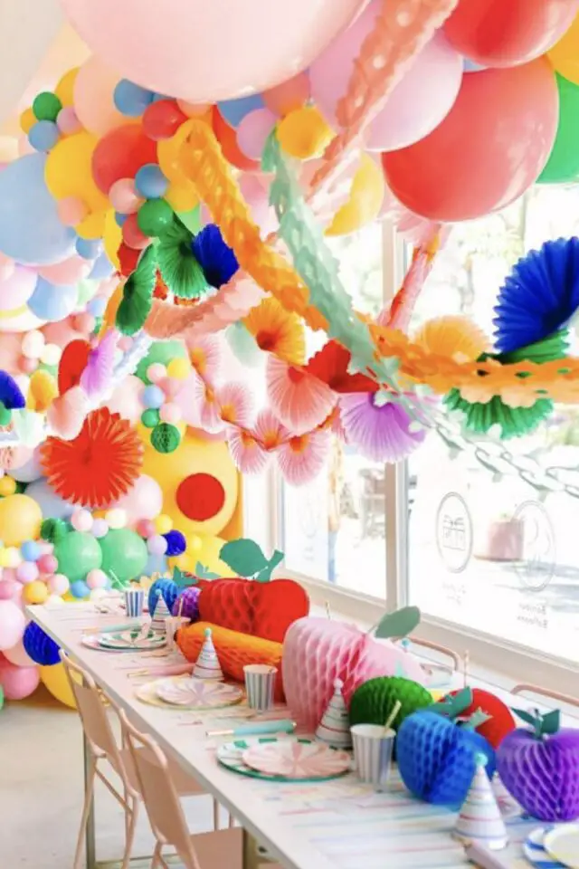 decoration anniversaire papier crepon couleur guirlande ballons pompons enfant multicolore DIY bricolage facile 