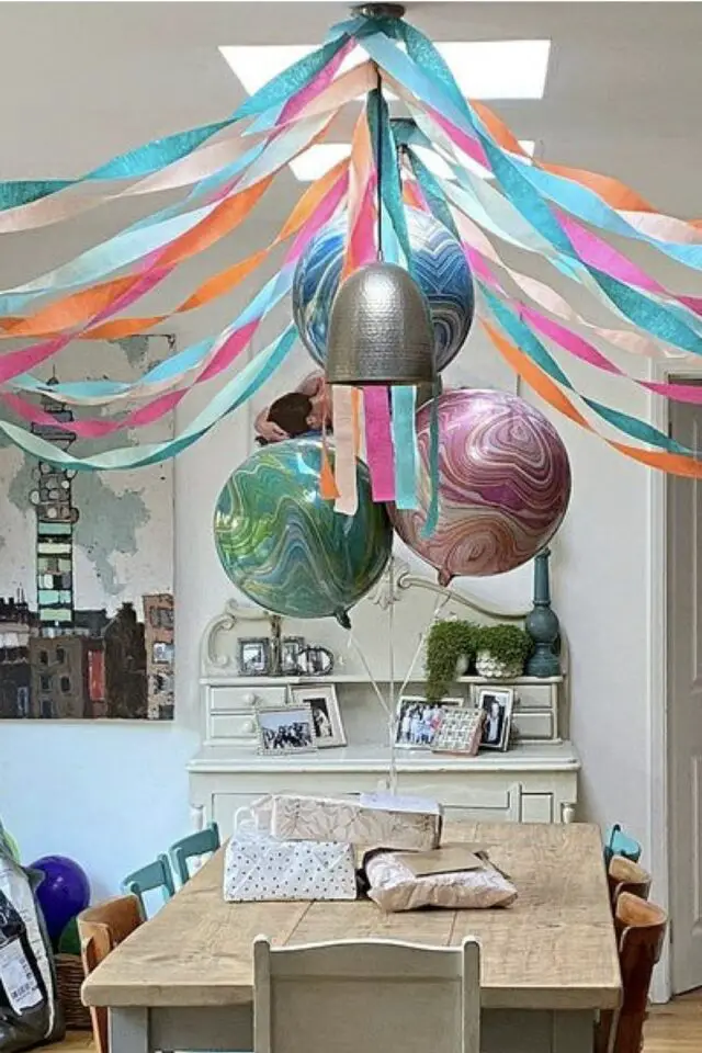 decoration anniversaire papier crepon très facile bricolage maison dessus table ballon 