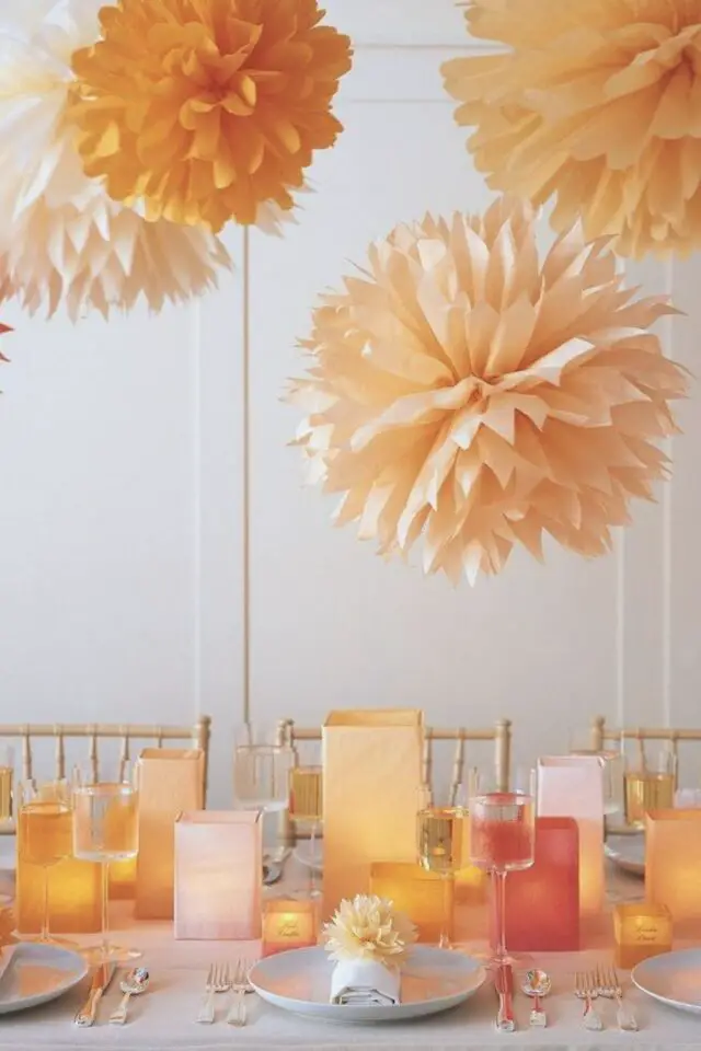decoration anniversaire papier crepon pompons fait main couleur suspendu au dessus de la table 
