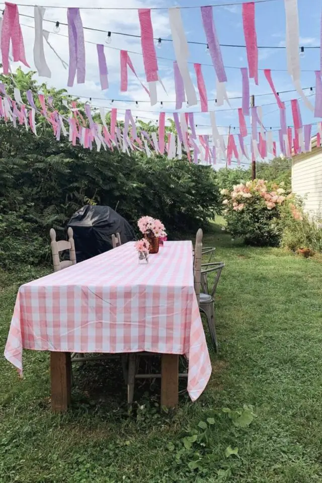 decoration anniversaire papier crepon jardin extérieure suspendu au dessus de la table guirlande lumineuse 