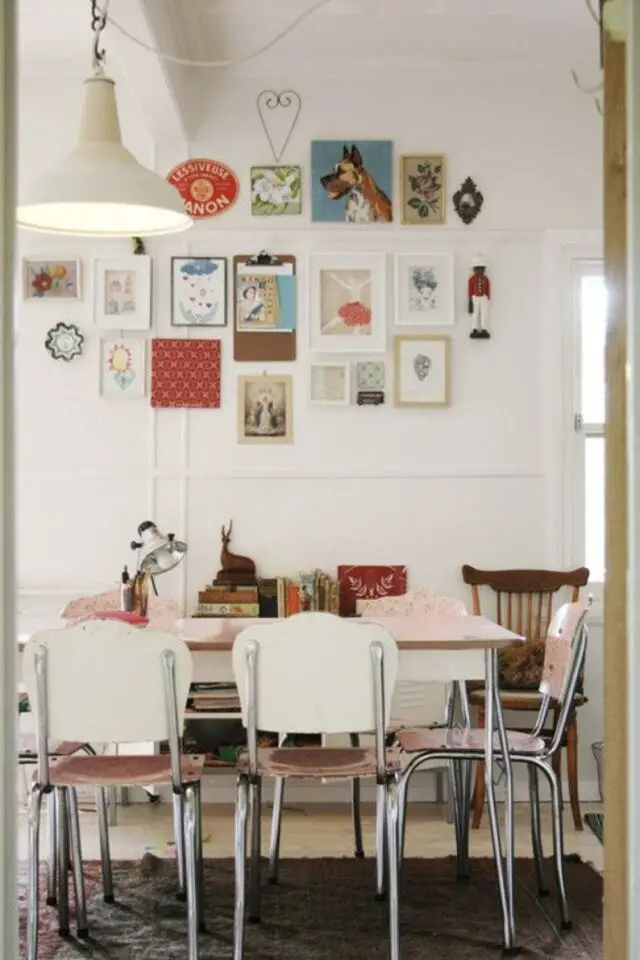 decoration salle a manger petit budget table vintage chaise ancienne Formica lustre industriel déco murale cartes postales encadrées