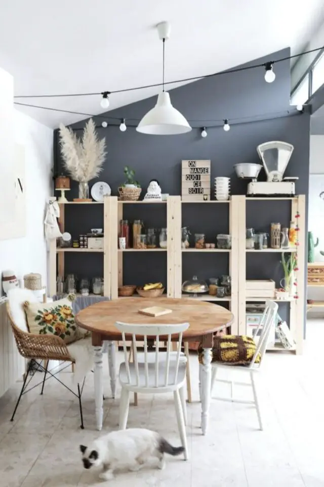 decoration salle a manger petit budget étagère en bois bibliothèque cuisine table ronde chaises blanche mur gris anthracite 