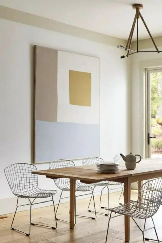 decoration salle a manger petit budget chaise design métal filaire table en bois grand tableau coloré 