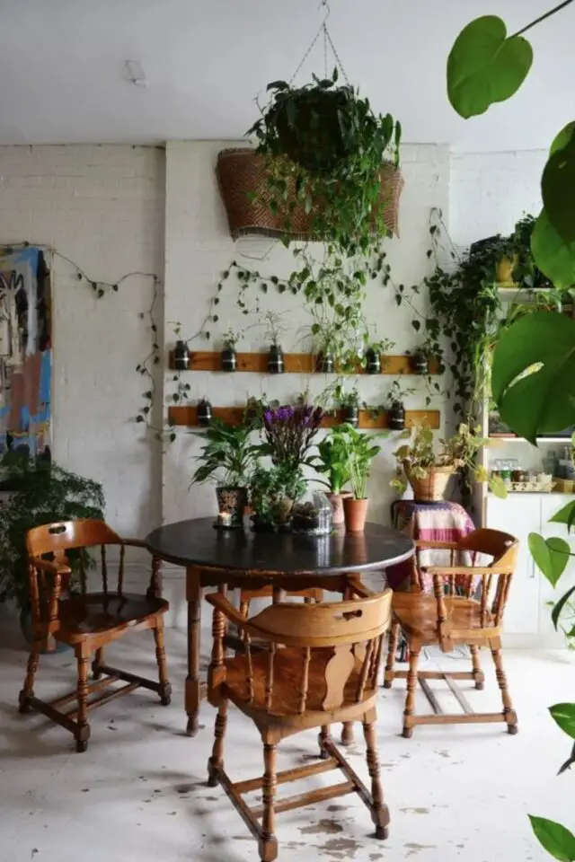 decoration salle a manger petit budget plantes vertes table ronde plateau noir chaises anciennes 