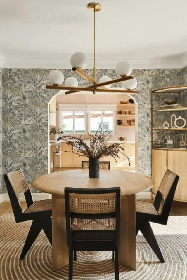 exemple éclairage salle a manger conseils esprit vintage table ronde en bois chaise cannage design années 50 papier peint 