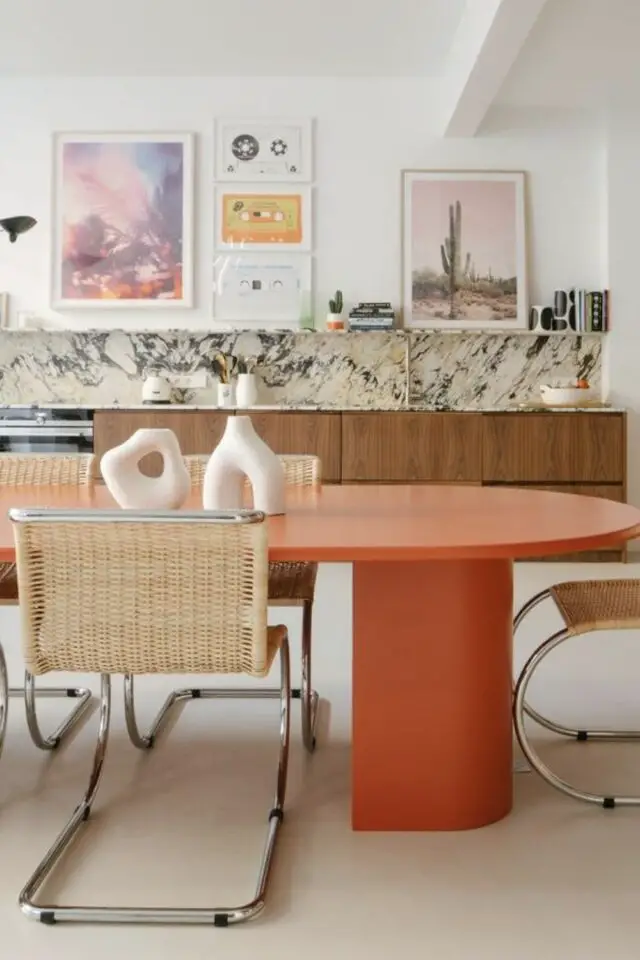 exemple forme table salle a manger ovale couleur terracotta espace de vie ouvert cuisine chaise vintage chromée 