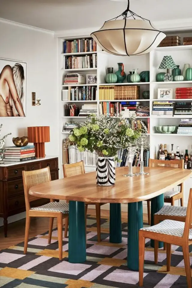 exemple forme table salle a manger rectangulaire en bois avec angles arrondis piètement vert original tapis géométrique grande bibliothèque 