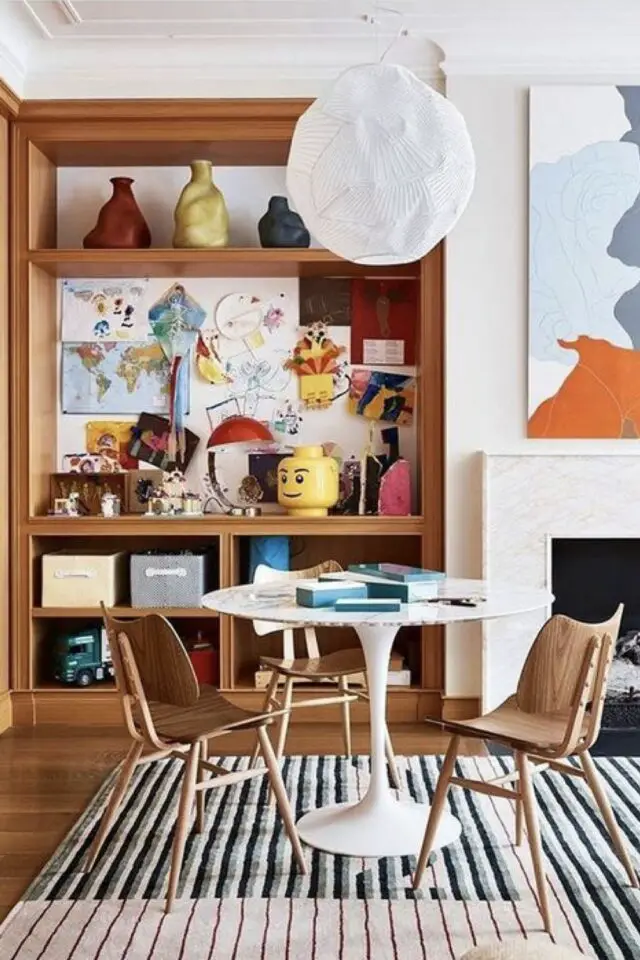 exemple forme table salle a manger Tulipe design vintage années 50 tapis meuble en bois cheminée chaises 