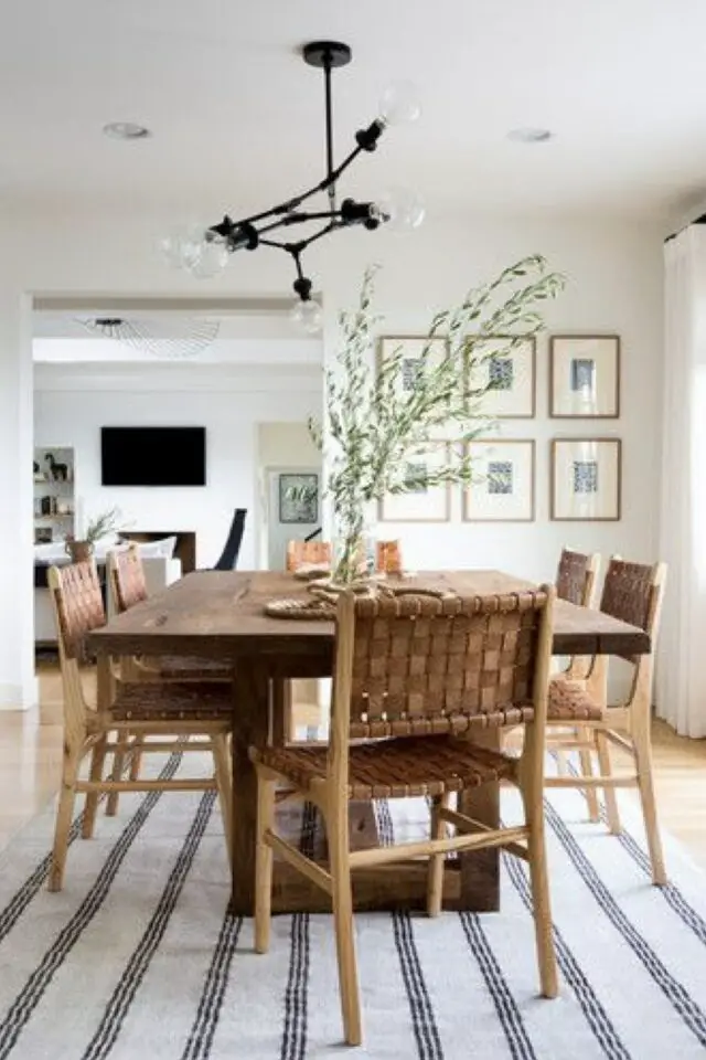 exemple forme table salle a manger rectangulaire en bois naturel foncé chaise dossier et assise en cuir élégant et moderne 