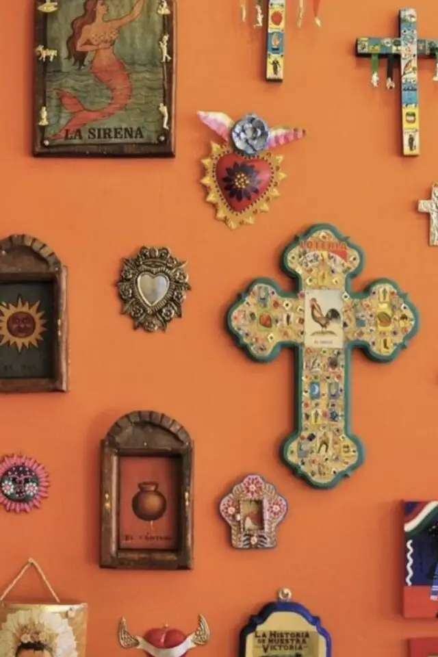 idee deco mur ex-voto fond peinture orange mix and match objets religieux Mexique Amérique Centrale et du sud 