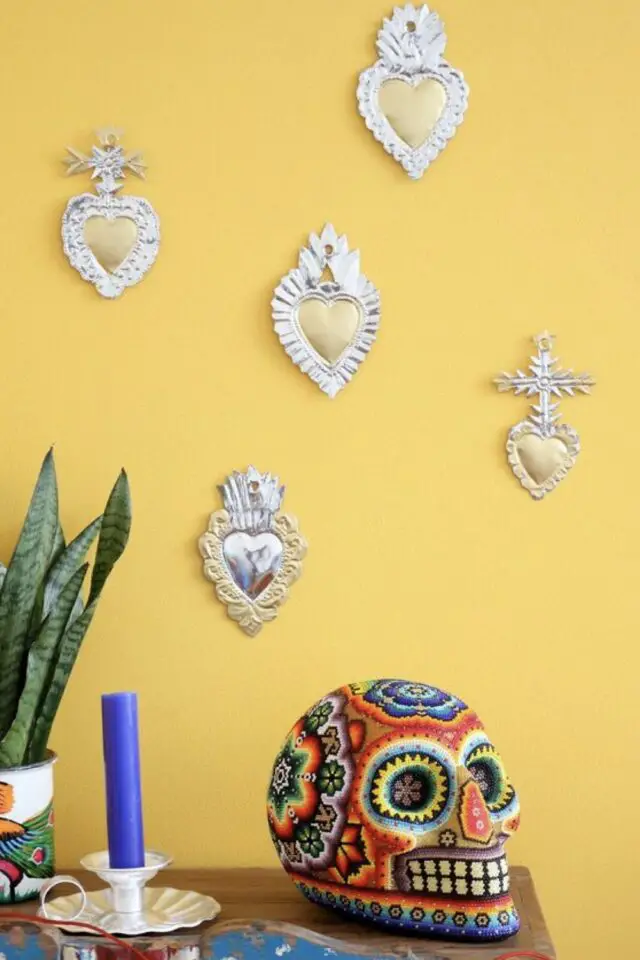 idee deco mur ex-voto esprit mexicain peinture mur jaune crâne décoré 